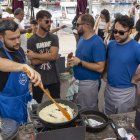 Participants preparant el tradicional arrossejat