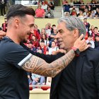 Marc Carrasco y Natxo González se saludan antes del inicio del partido.