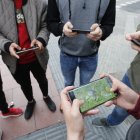 Varios jóvenes de Tarragona juegan a Fortnite en el móvil.