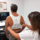 El chaleco detecta alteraciones peligrosas en el ritmo cardíaco y, si es necesario, administrar una descarga eléctrica con el objetivo de salvar la vida del paciente