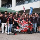 L'equip URVoltage Racing, amb la moto amb la qual van competir al circuit de Motorland Aragó.