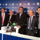 Tatxo Benet (centro) y Jaume Roures (a su derecha) tras la firma del acuerdo entre Mediapro y la Serie A italiana en 2018