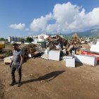 Deixalles de les cases afectades per la barrancada a la urbanització l'Estona, a Alcanar Platja.