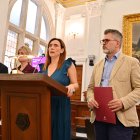 El tripartito de Reus, custiodiado por el retrato del General Prim.