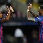 El delantero del Barcelona Marcus Rashford (d) celebra con Lamine Yamal tras marcar un gol ante el Olympiakos en Champions.