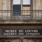 La fachada del Museo del Louvre.
