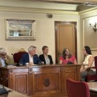 Pla extraordinari d'Amposta, en què Ariadna Tomàs (a la dreta), ha pres possessió,