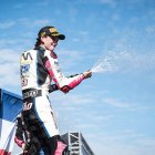 Paola Ramos, descorcancho el cava en el podio de Jerez para celebrar su victoria.