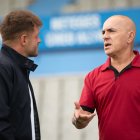 Ferran Costa y Luis César charlan en la Nova Creu Alta.