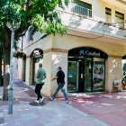 La entidad bancaria está en la entrada del municipio entrando desde Riudoms. Se encuentra en la avenida Sant Jordi.