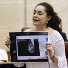 La portavoz de Por Andalucía, Inmaculada Nieto, muestra dos mamografías durante su intervención en la sesión de control al Ejecutivo en el pleno del Parlamento autonómico en el que se debate los fallos en los cribados del cáncer de mama