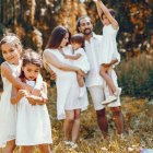 Imagen de archivo de una familia numerosa pasando un día en el bosque