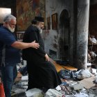 Un sacerdote camina entre los escombros en una iglesia de Damasco (Siria), el 22 de junio de 2025, tras un ataque suicida que mató a una decena de personas.