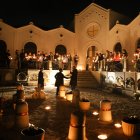 Unes 40 persones recorren el cementiri, amb espelmes a la mà, en cada torn.