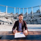 El jugador argentino Lionel Messi firmando su renovación con el equipo en el centro del Freedom Park.