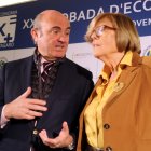 Anna Balletbò, junto al entonces ministro de Economía, Luis de Guindos.