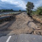 Carretera secundària vora el canal de la dreta de l'Ebre i la C-12.