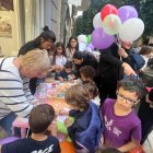 Els infants van poder fer activitats a les portes dels establiments de les dues ravals.