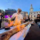 Xavier Pàmies, cremant en directe el vermut ruixat sobre la coca.