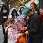 Unos niños recogiendo su recompensa en una tienda de la calle Ciutat de Reus.