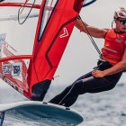 Sandro Portune, navegando sobre su tabla.