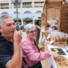 El públic ha pogut degustar avellanes de la DOP de Reus a les diferents parades que es s'han instal·lat a la plaça Prim.