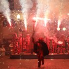 Els diables mostrant el seu pdoer, a la plaça del Blat aquest dissabte, 25 d'octubre.