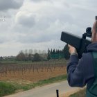 Un agente de la Benemérita neutralizando un dron.