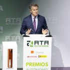 El líder del Partido Popular, Alberto Núñez Feijóo, interviene durante la entrega de los XXIV premios Autónomo del Año en Madrid, este lunes.