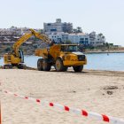 Máquinas trabajando en la playa de Altafulla, este verano, trasladando arena de reservocior propios a Botigues de Mar.