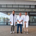 D'esquerra a dreta Dr. Santiago Castañeda (metge adjunt - unitat d'espatlla), Dr. Eugenio García Almagro (director del Servei de Cirurgia Ortopèdica i Traumatologia) i Dr. Albert Ferrando (metge adjunt - unitat d'espatlla)