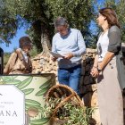Pilarín Bayes, madrina de la cosecha de este año, Antoni Galceran, presidente de la DOP Siurana, y XX, xx, durante la presentación de la cosecha de olivas de la DOP Siurana en la Bisbal de Montsant.