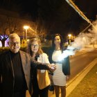 El alcalde, Pere Granados; la pregonera, Carme Bonet; y la concejala de Cultura, Julia Gómez, encendiendo la traca tras el pregón.