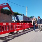 L'alcaldessa, Dolors Farré, visitant les obres del carrer Ametllers, al barri de Sant Josep Obrer.