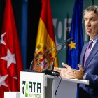 MADRID, 27/10/2025.- El líder del Partido Popular, Alberto Núñez Feijóo, interviene durante la entrega de los XXIV premios Autónomo del Año en Madrid, este lunes. EFE/Javier Lizón