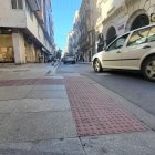 Les rajoles guia són paviments tàctils i la seva funció és donar informació sensorial a les persones invidents o amb importants deficiències visuals