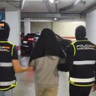 Agentes de la Policía Nacional trasladan al presunto yihadista.