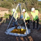 La consellera de Territori, Sílvia Paneque, posant la primera pedra de la depuradora de Vila-rodona.
