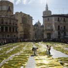 229 mantas térmicas han tapizado el suelo de la zona central de la Plaza de la Virgen de València, frente al Palau de la Generalitat, en recuerdo de las víctimas mortales de la dana