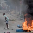 Un hombre camina por una calle bloqueada por manifestantes este viernes, en Puerto Príncipe (Haití).