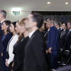 El presiente del Gobierno, Pedro Sánchez (4i), y los reyes Felipe VI (5i) y Letizia (5d) durante el funeral de Estado por las 237 víctimas de la dana celebrado este miércoles en Valencia con motivo del primer aniversario de la tragedia.