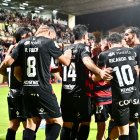 Los jugadores rojinegros celebran uno de los dos goles.
