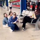 Imagen de Carolina Iglesias y Victoria Martín junto a su equipo en el Camp de Tarragona