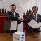 L’alcalde de Tarragona, Rubén Viñuales, acompanyat del conseller de Política Lingüística, Francesc Xavier Vila Moreno