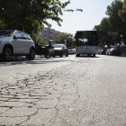 Estado de la calzada en la calle Hipòlit Lázaro de La Pineda.