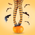 Mujer sobre calabaza rodeada de murciélagos.