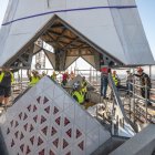 Uno de los primeros elementos de esta torre central del Templo Expiatori ya está colocado.