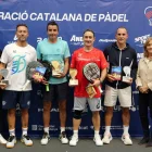 Xavi Pueyo y Nicolás Martínez, en el centro, durante la entrega de trofeos.