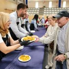 La paella popular se trasladó al interior del pabellón.