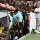 Los árbitros observando el VAR en el Nàstic-Algeciras.